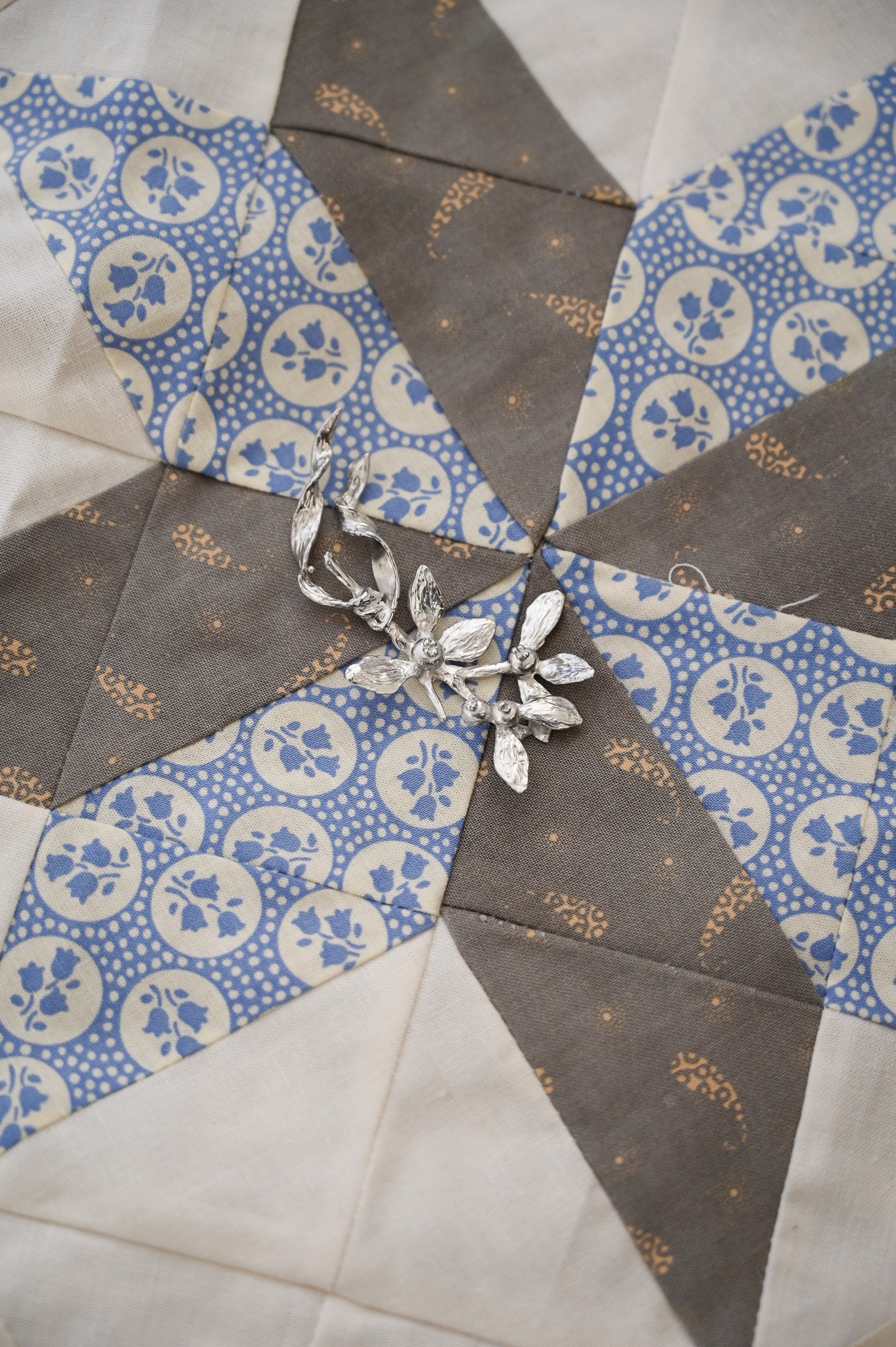 Blueberries with bow / Silver