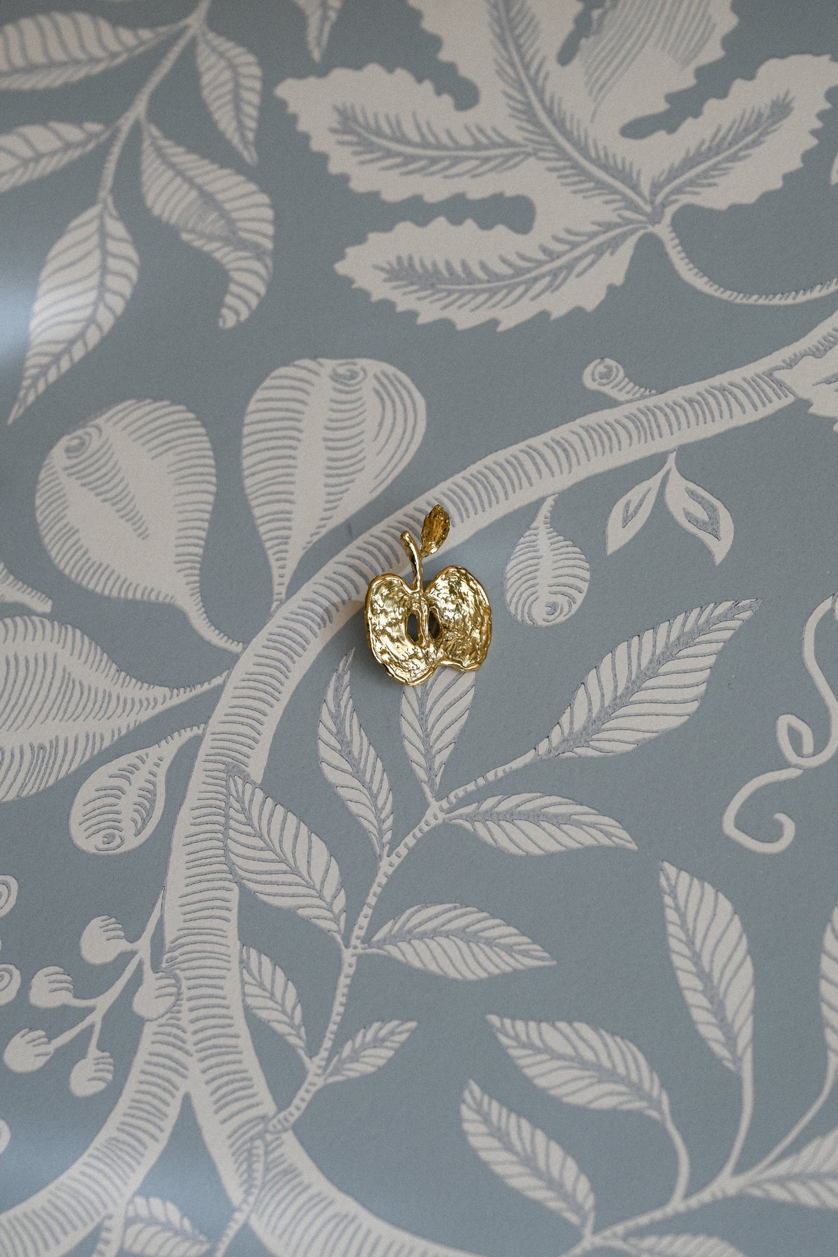 Apple / Gold plated brooch