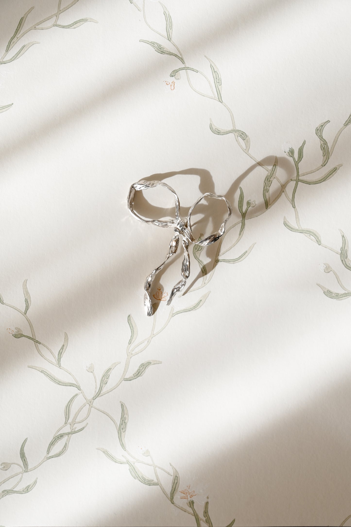 Large Bow Brooch / Silver